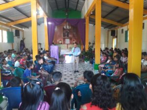 Dar catecismos a niños, jóvenes y adultos