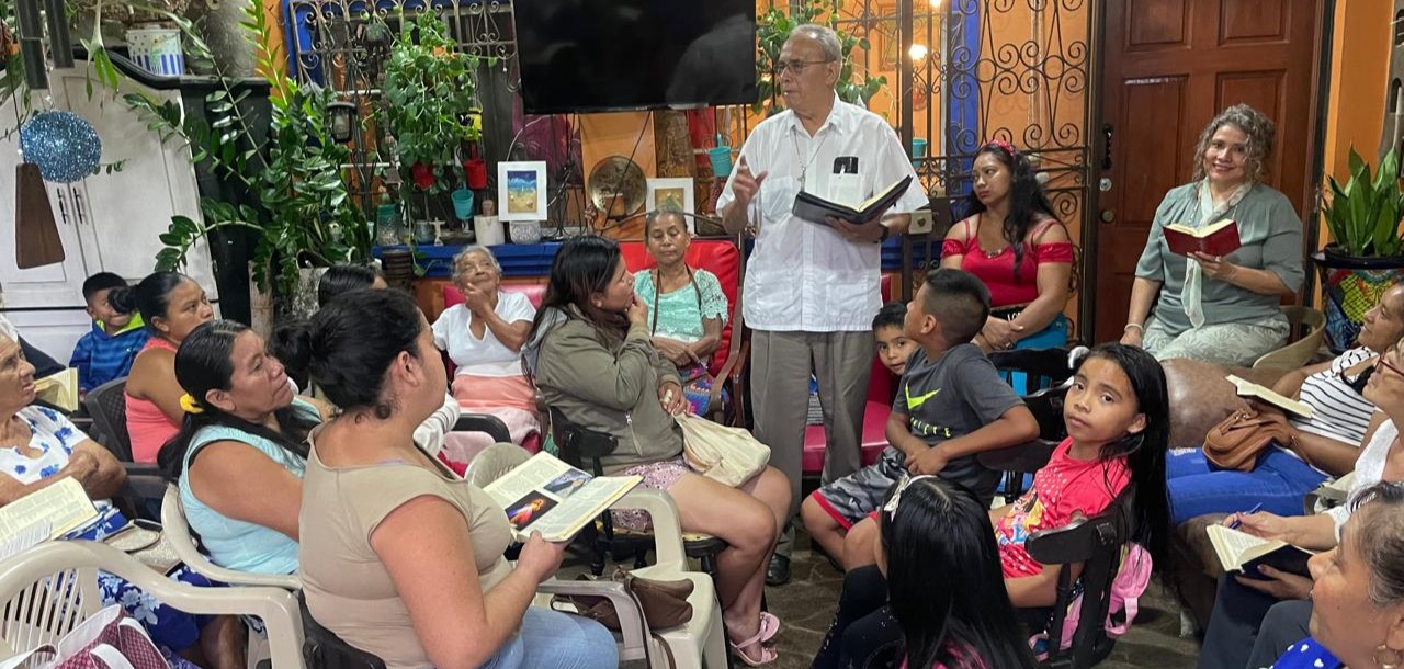 José Luis Francia, impartiendo curso de biblia en casa particular